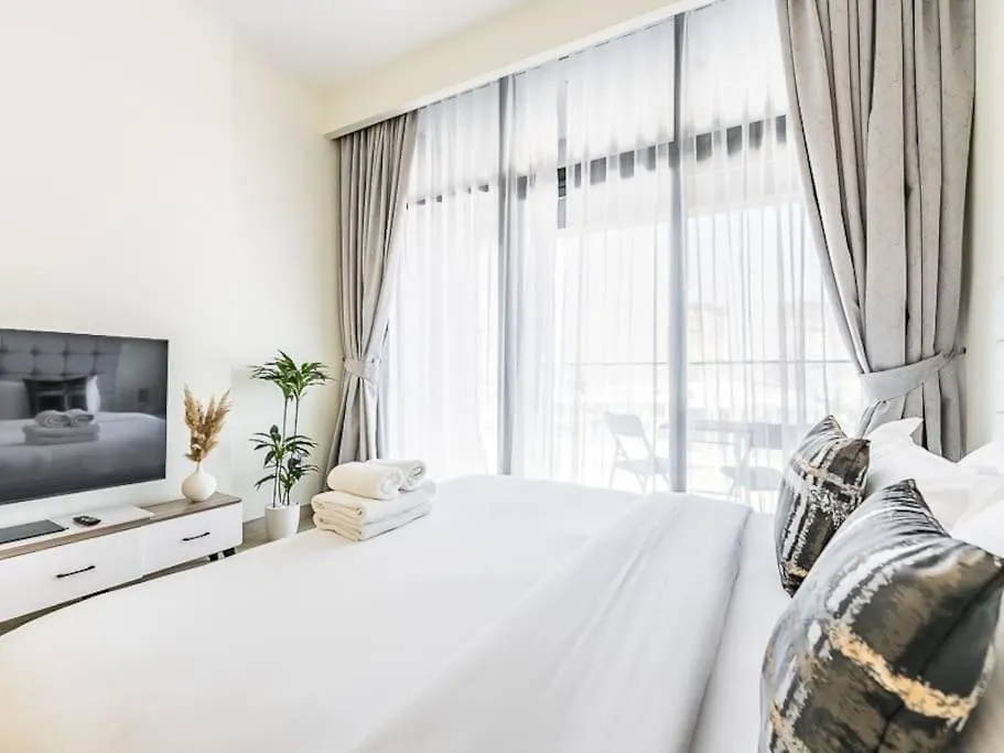 Relaxing Studio Retreat In Vibrant Meydan City Dubai Apartment